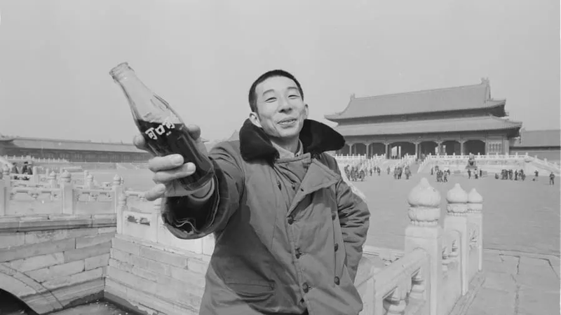 ما سر هذه الصورة لرجل يحمل زجاجة "كوكا كولا" عام 1981 في الصين؟