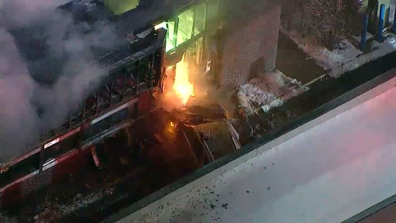 أدى لحريق هائل.. سائقة تفقد السيطرة على سيارتها وتخترق جدار بنك بأمريكا