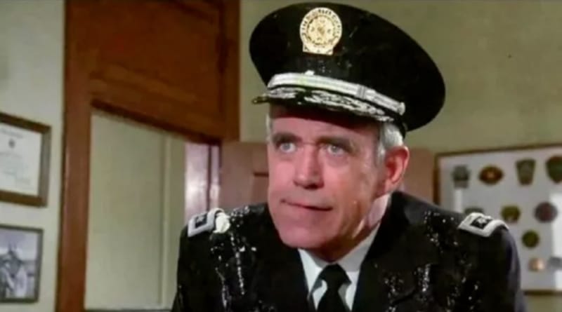 وفاة الممثل الكندي جورج روبرتسون عن عمر يناهز 89 عام