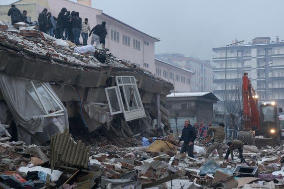 لليوم الثاني.. استمرار عمليات الاغاثة في تركيا وسوريا