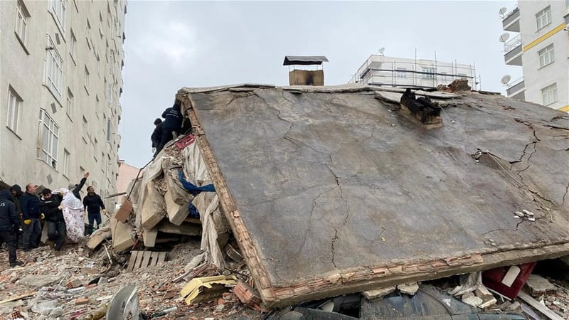 لمواجهة "كارثة الزلزال".. العراق و11 دولة عربية تمد يد العون لتركيا