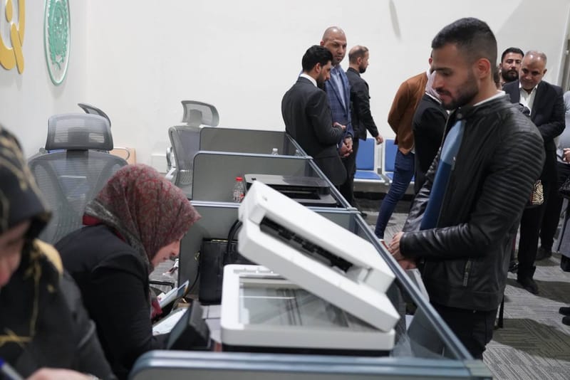 الرافدين يحدد السقف الأعلى لبيع الدولار في منفذه بمطار بغداد