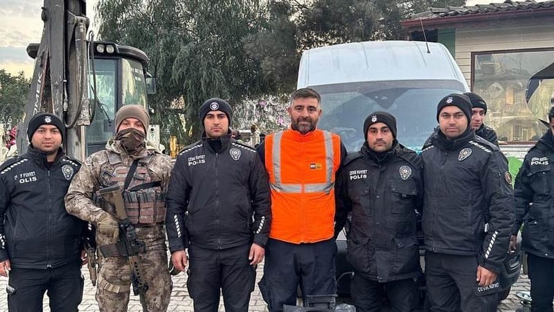 عثر عليها تحت الأنقاض.. تركي يسلم الشرطة حقيبة بها 4 ملايين دولار