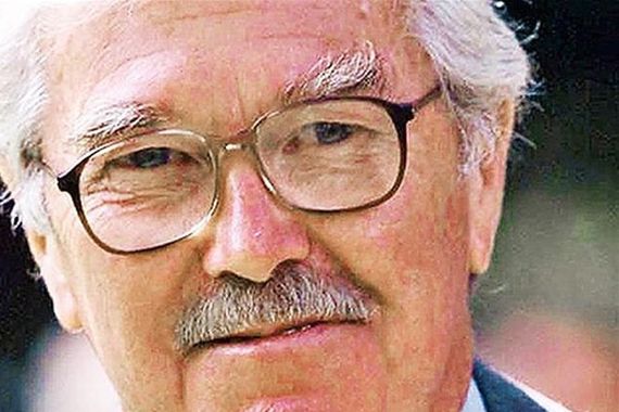 الموت يغيب المذيع البريطاني ديكي ديفيز عن عمر 94 عاما