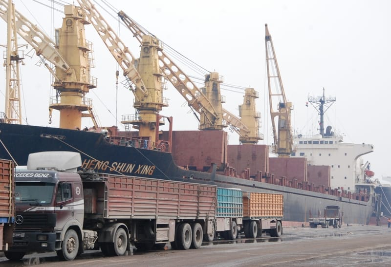 مصرع وإصابة عمال بسقوط "كرين" في ميناء الفاو