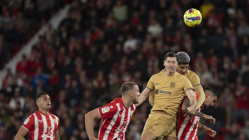 قبيل "الكلاسيكو".. برشلونة يتلقى ضربة موجعة