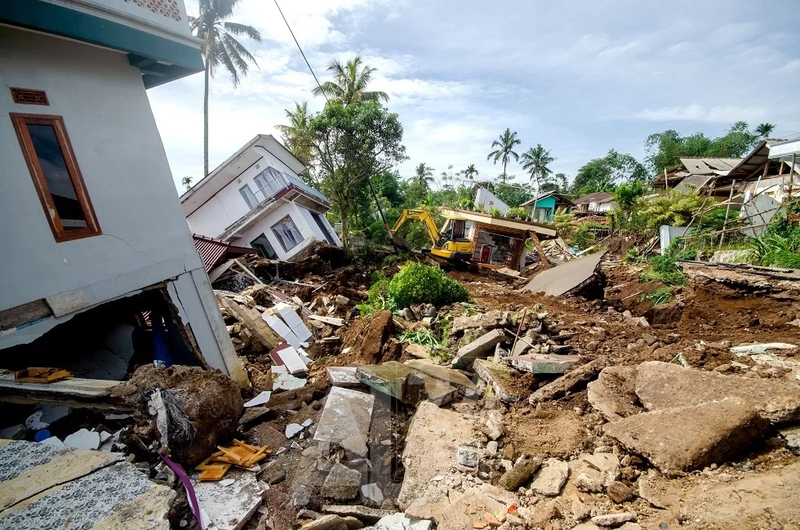 زلزال بقوة 5.7 درجة على مقياس ريختر يضرب إندونيسيا