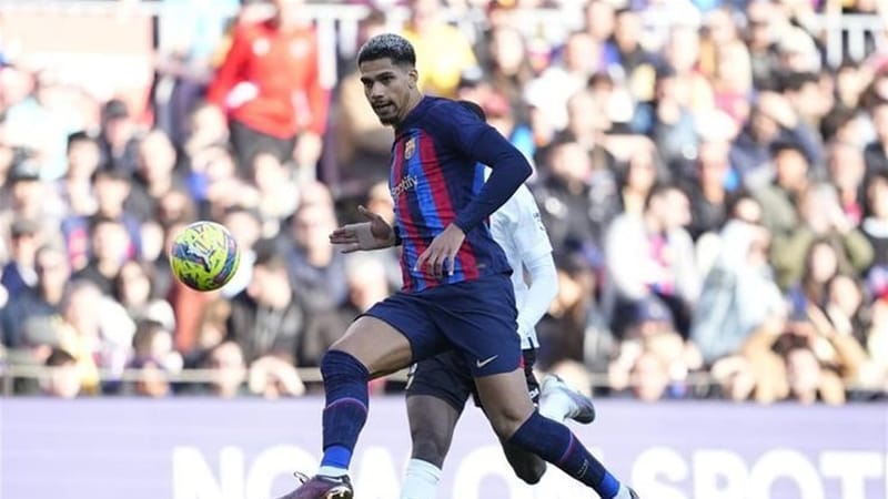 برشلونة يتمسك بصدارة الليجا بعد الفوز على فالنسيا