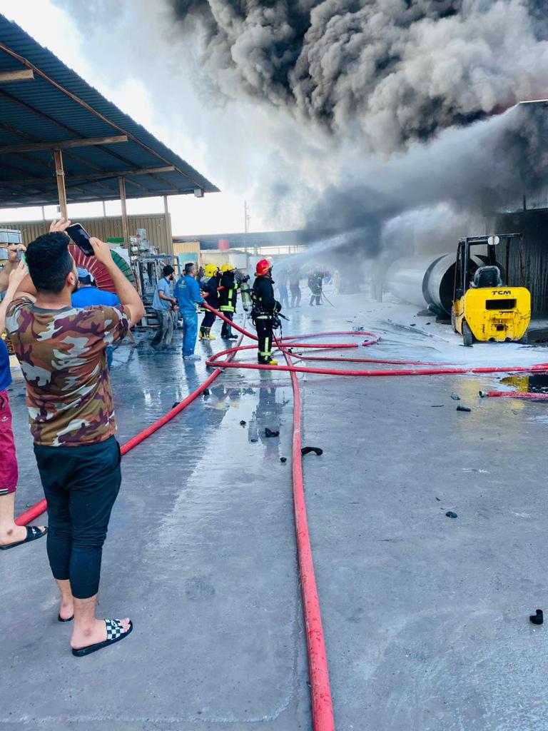 فرق الدفاع المدني تخمد حريقاً كبيراً داخل معمل للأصباغ جنوبي بغداد