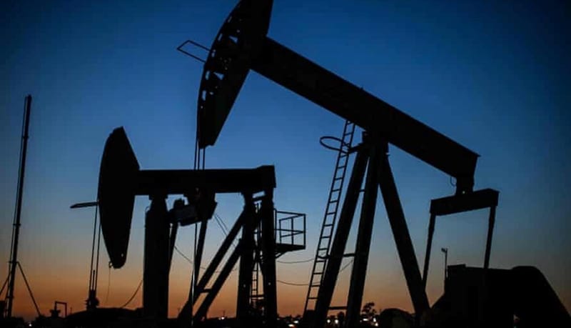 أسعار النفط العالمية تنخفض إلى ما دون 70 دولارا للبرميل للمرة الأولى
