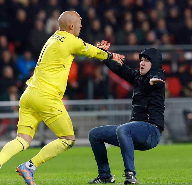 عقوبة قاسية لمشجع اقتحم الملعب واعتدى على الحارس