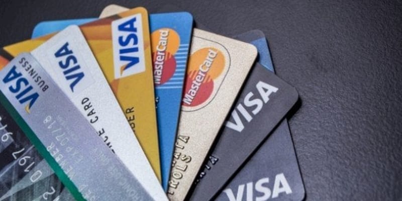 اعتقال 3 مسافرين بحوزتهم 522 بطاقة ماستر كارد معدة للتهريب بمطار البصرة