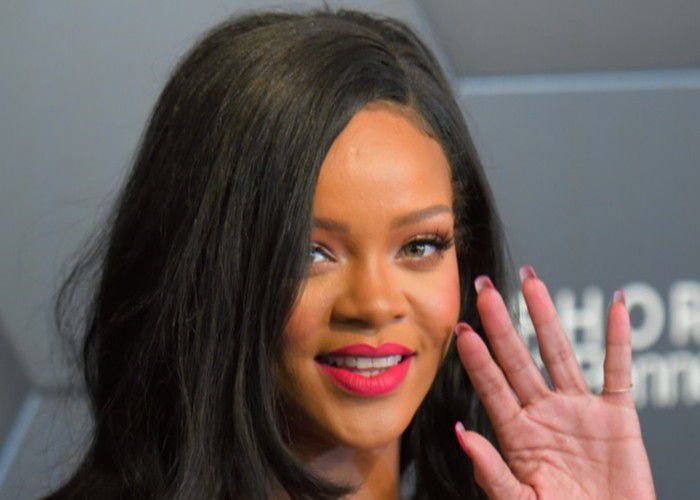 النحس يلاحق ريهانا: سرقة سيارتها بعد أيام على اقتحام منزلها