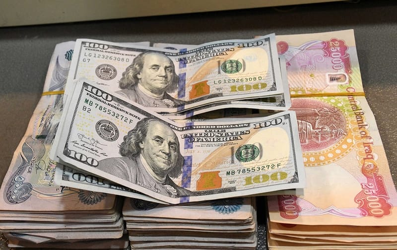 الدولار ينخفض إلى أقل من 150 ألف دينار لكل ورقة