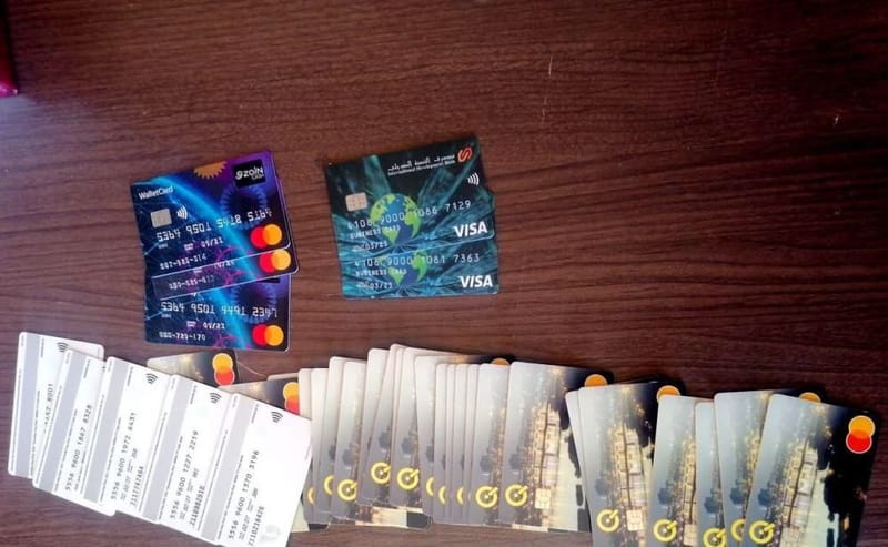 القبض على مسافر عراقي بحوزته 35 بطاقة "فيزا كارد" معدة للتهريب