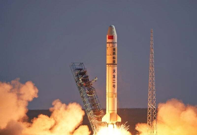 صاروخ صيني يعمل بالوقود السائل ينطلق إلى الفضاء بنجاح