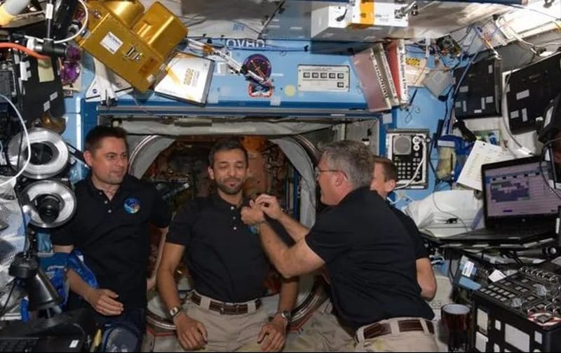 من محطة الفضاء.. النيادي يحصل على شارة رواد الفضاء الذهبية