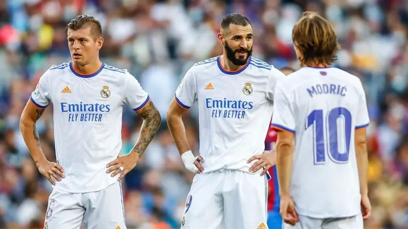 هل يستمر بنزيمة ومودريتش وكروس مع مدريد؟.. مدربهم يُجيب