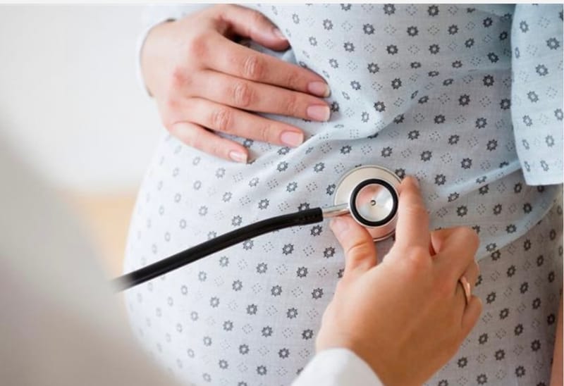 فنانة وعارضة أزياء لبنانية تؤكد إنجابها دون زواج