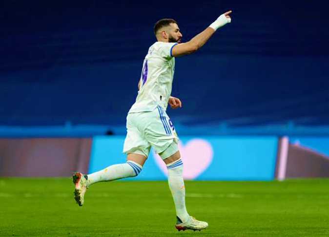 اللعب والأكاديمية.. "ماركا" تكشف موقف بنزيمة من العرض السعودي