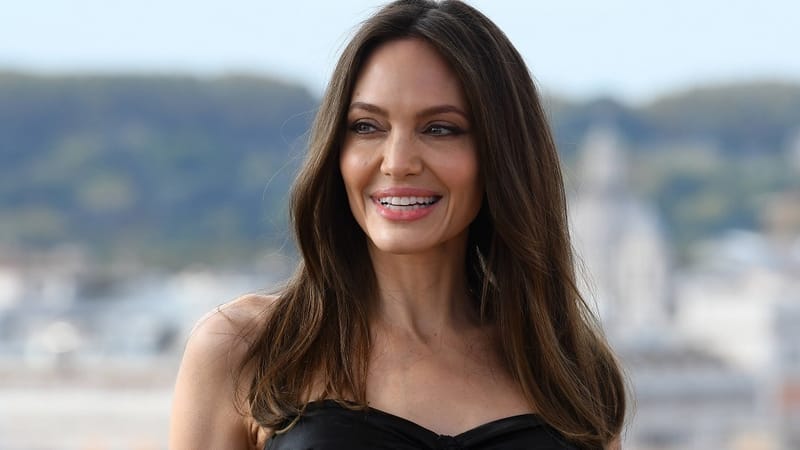 اعتقد أنه يبيض الأموال لـ"أنجلينا جولي".. روسي يتعرض لعملية احتيال غريبة