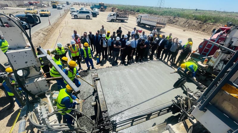 المباشرة بصب "الكونكريت" لمدخل بغداد