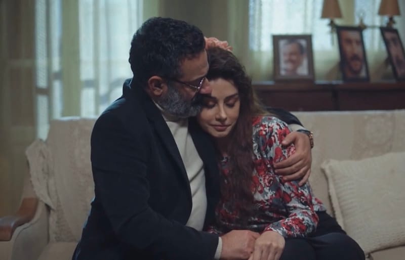 قبلة جورج خباز لكاريس بشار في "النار بالنار" تتصدر وتثير الجدل