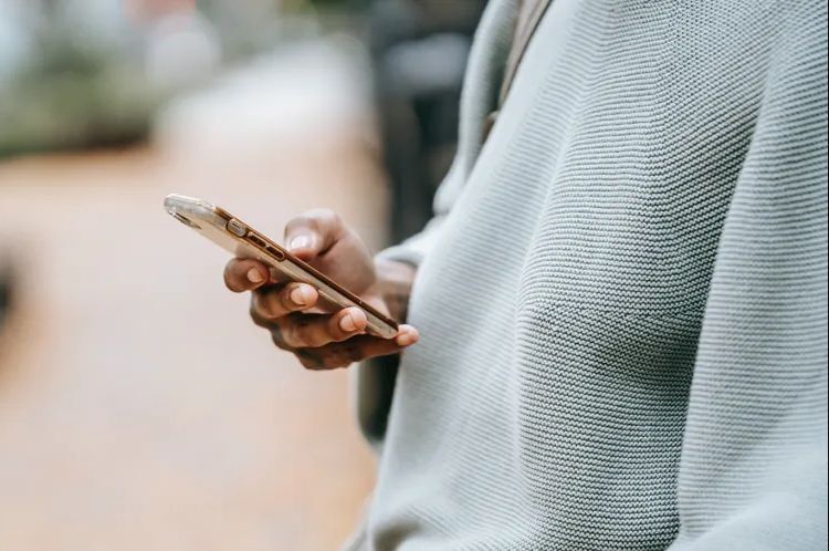 هل الهاتف يستمع إلى ما تقوله خارج المكالمات؟