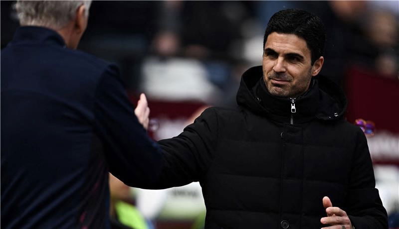 أسطورة مانشستر يحذر آرسنال من رحيل أرتيتا