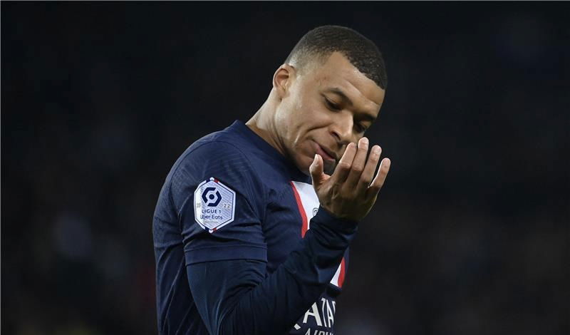 مبابي عينه على عرش ميسي وبنزيما