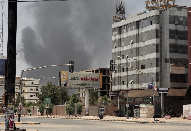 تجدد القتال في عاصمة السودان وسكانها يحاولون الفرار