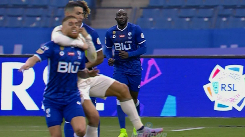 الهلال السعودي يصدم جماهيره بموقفه بعد "حركة رونالدو الخادشة للحياء"