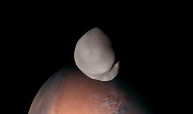 محمد بن راشد: مسبار الأمل يقترب من قمر المريخ ديموس