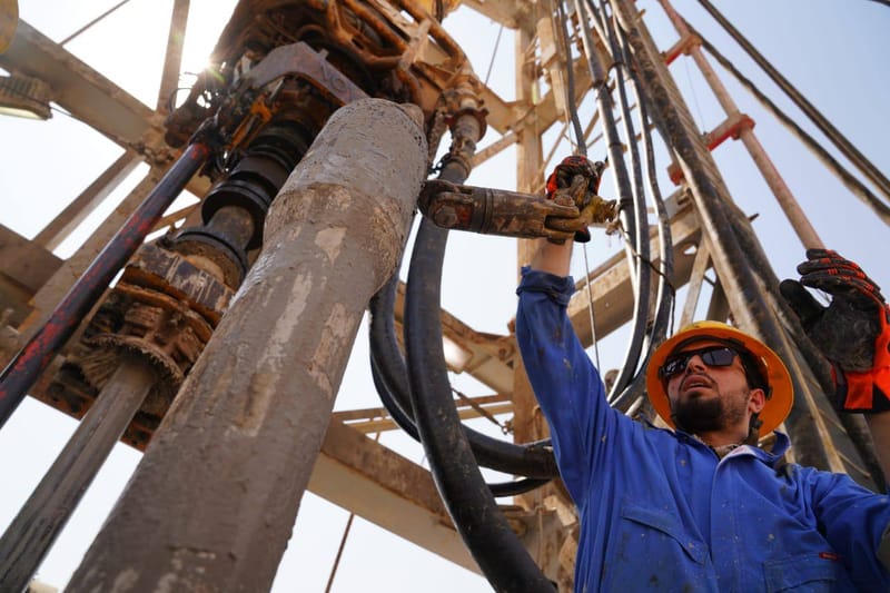 انخفاض أسعار النفط وتصديره.. تحديات خطيرة وحلول فقيرة