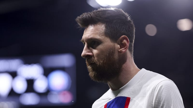 الكشف عن تفاصيل حوار ميسي مع قائدي برشلونة في أحد المطاع