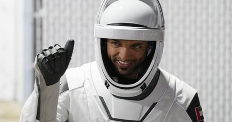 اليوم.. أول عربي يسير في الفضاء المفتوح