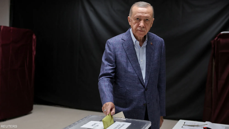 أردوغان يدلي بصوته في الانتخابات ويوجه دعوة لمناصريه