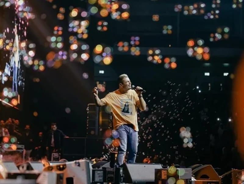 جمهور الكويت لعمرو دياب:" أهو إنت الحظ"