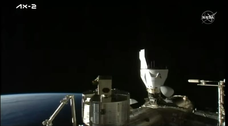 مركبة "دراغون" وعلى متنها رائدا الفضاء السعوديان تلتحم بالمحطة الفضائية الدولية
