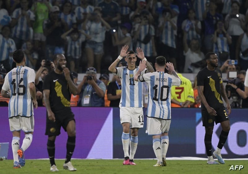 قبل عودته المحتملة.. تقرير: ميسي يرغب في تعاقد برشلونة مع نجمي الأرجنتين