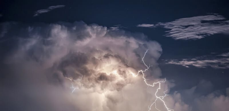 البرق ينبض بالحياة ويتطور على كوكب المشتري