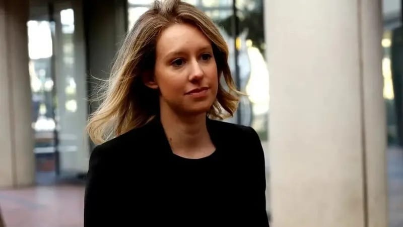 أصغر مليارديرة عصامية تبدأ تنفيذ حكم بالسجن 11 عامًا بتهمة الاحتيال