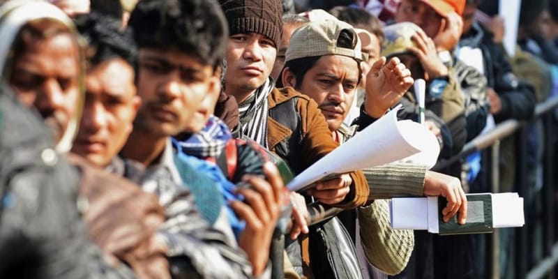 الاستغراب سيد الموقف.. تسهيلات "غريبة" للعمالة الأجنبية