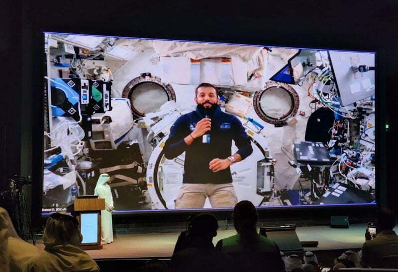 أسئلة من الأرض وسلطان النيادي يجيب من الفضاء