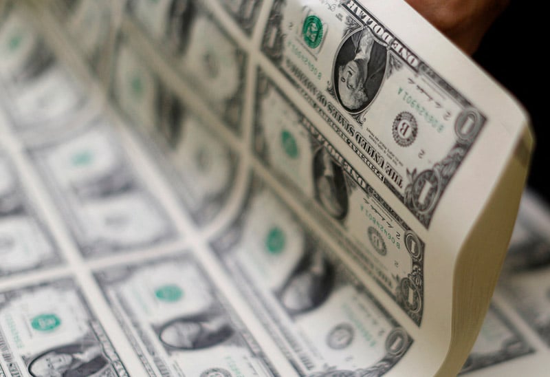 الدولار يتراجع مع ترقب قرارات بنوك مركزية بشأن أسعار الفائدة