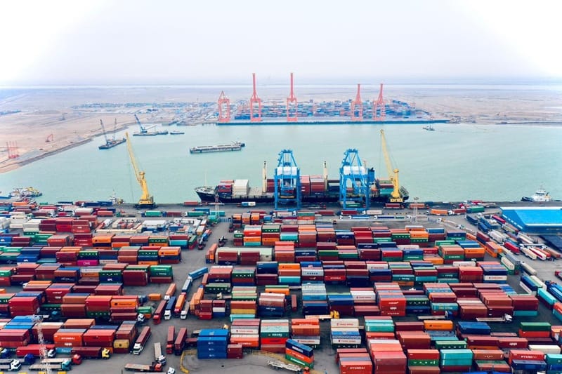 ضبط (8) حاويات مخالفة للضوابط في منفذ ميناء ام قصر الشمالي