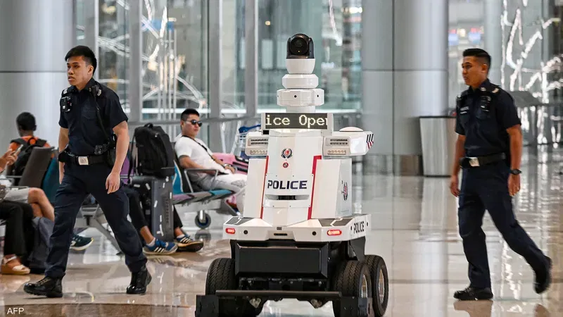 سنغافورة تستعين بـ "الشرطي الروبوت" في الشوارع