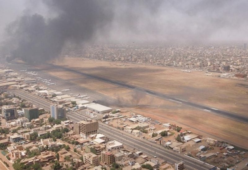 السودان.. شاب يوثق لحظة الاعتداء على فتاة وسط الشارع