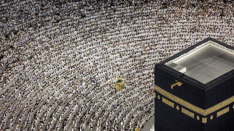 الأزهر يعلق على أمر غريب يحدث أمام الكعبة