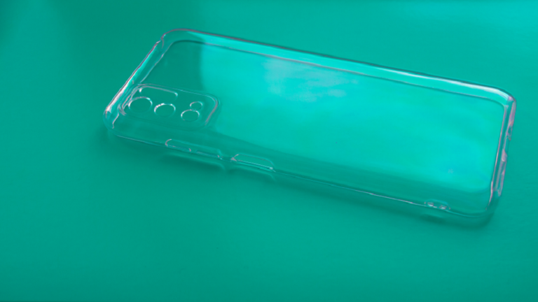 العلم وراء تغيّر لون غلاف الهاتف البلاستيكي الشفاف إلى اللون الأصفر.. وكيفية تنظيفه !
